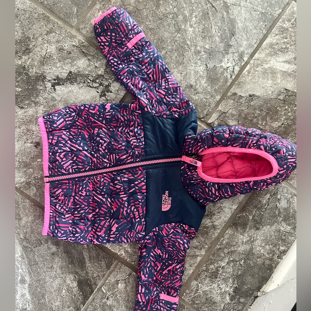 Baby girls Northface Thermoball coat. 6-12 months. Perfect condition